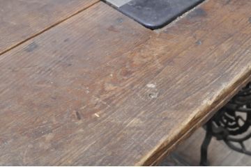 ジャンク品　イギリスアンティーク　アンティークスタイルを演出するディスプレイにおすすめ!!使い込まれた天板の風合いが魅力のシンガーミシン(ミシン台、足踏み、英国)(R-063518)