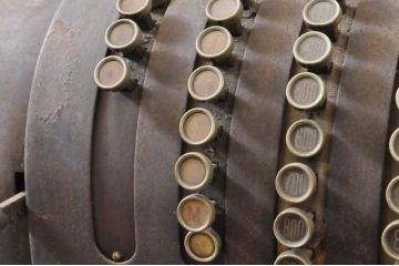 ジャンク品　特大!!　アイアン製　コレクションにおすすめ!!古い商店で使われていた重厚なレジスター(ディスプレイ)(R-063519)