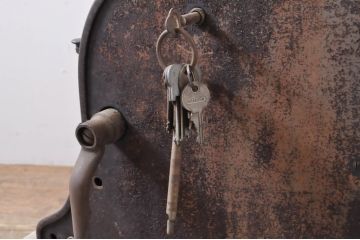 ジャンク品　特大!!　アイアン製　コレクションにおすすめ!!古い商店で使われていた重厚なレジスター(ディスプレイ)(R-063519)