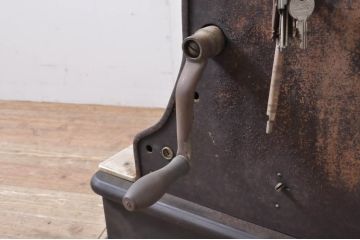 ジャンク品　特大!!　アイアン製　コレクションにおすすめ!!古い商店で使われていた重厚なレジスター(ディスプレイ)(R-063519)