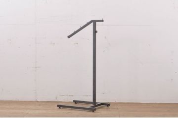 中古　特注　ビンテージ風ダメージ加工がお洒落!!ショップ風ディスプレイが楽しめる傾斜ハンガーラック2本セット(ポールハンガー、アンティーク風ハンガーラック、ディスプレイスタンド、店舗什器、ヴィンテージ風)(R-063522)