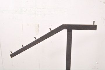 中古　特注　ビンテージ風ダメージ加工がお洒落!!ショップ風ディスプレイが楽しめる傾斜ハンガーラック2本セット(ポールハンガー、アンティーク風ハンガーラック、ディスプレイスタンド、店舗什器、ヴィンテージ風)(R-063522)
