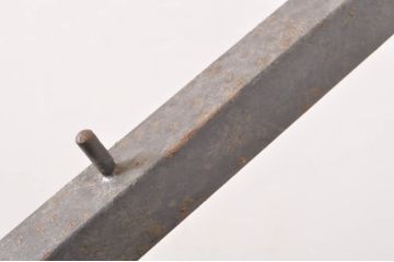 中古　特注　ビンテージ風ダメージ加工がお洒落!!ショップ風ディスプレイが楽しめる傾斜ハンガーラック2本セット(ポールハンガー、アンティーク風ハンガーラック、ディスプレイスタンド、店舗什器、ヴィンテージ風)(R-063522)