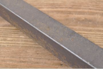 中古　特注　ビンテージ風ダメージ加工がお洒落!!ショップ風ディスプレイが楽しめる傾斜ハンガーラック2本セット(ポールハンガー、アンティーク風ハンガーラック、ディスプレイスタンド、店舗什器、ヴィンテージ風)(R-063522)