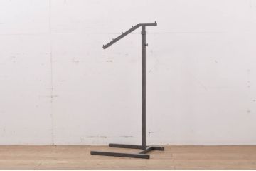 中古　特注　ビンテージ風ダメージ加工がお洒落!!ショップ風ディスプレイが楽しめる傾斜ハンガーラック4本セット(ポールハンガー、アンティーク風ハンガーラック、ディスプレイスタンド、店舗什器、ヴィンテージ風)(R-063524)