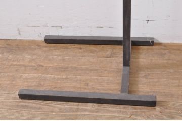 中古　特注　ビンテージ風ダメージ加工がお洒落!!ショップ風ディスプレイが楽しめる傾斜ハンガーラック4本セット(ポールハンガー、アンティーク風ハンガーラック、ディスプレイスタンド、店舗什器、ヴィンテージ風)(R-063524)