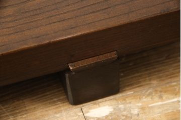 和製アンティーク　総欅(ケヤキ)材一枚板　味のある風合いが魅力のローテーブル(作業台、裁ち板、飾り台、陳列台)(R-063526)