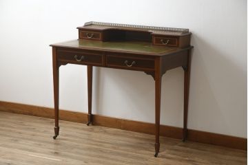 イギリスアンティーク　マホガニー材　象嵌入り　クラシカルな佇まいが魅力的なレザートップデスク(レディースデスク、ワークデスク、在宅ワーク用、在宅用、机、引き出し、本革)(R-063531)