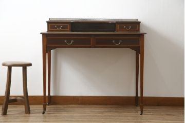 イギリスアンティーク　マホガニー材　象嵌入り　クラシカルな佇まいが魅力的なレザートップデスク(レディースデスク、ワークデスク、在宅ワーク用、在宅用、机、引き出し、本革)(R-063531)
