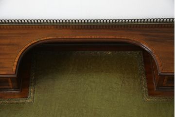 イギリスアンティーク　マホガニー材　象嵌入り　クラシカルな佇まいが魅力的なレザートップデスク(レディースデスク、ワークデスク、在宅ワーク用、在宅用、机、引き出し、本革)(R-063531)
