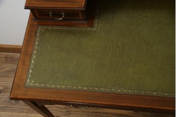 イギリスアンティーク　マホガニー材　象嵌入り　クラシカルな佇まいが魅力的なレザートップデスク(レディースデスク、ワークデスク、在宅ワーク用、在宅用、机、引き出し、本革)(R-063531)