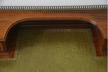 イギリスアンティーク　マホガニー材　象嵌入り　クラシカルな佇まいが魅力的なレザートップデスク(レディースデスク、ワークデスク、在宅ワーク用、在宅用、机、引き出し、本革)(R-063531)