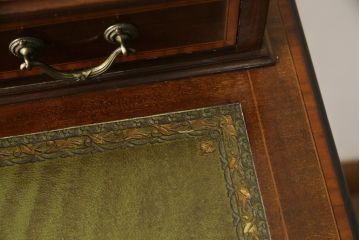 イギリスアンティーク　マホガニー材　象嵌入り　クラシカルな佇まいが魅力的なレザートップデスク(レディースデスク、ワークデスク、在宅ワーク用、在宅用、机、引き出し、本革)(R-063531)