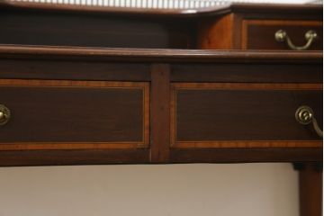 イギリスアンティーク　マホガニー材　象嵌入り　クラシカルな佇まいが魅力的なレザートップデスク(レディースデスク、ワークデスク、在宅ワーク用、在宅用、机、引き出し、本革)(R-063531)