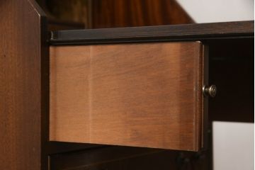 イギリスアンティーク　希少サイズ　ウォールナット材　幅狭サイズが取り入れやすいビューローブックケース(本箱、収納棚、戸棚、引き出し、キャビネット、ライティングビューロー、ワークデスク、在宅ワーク、在宅用)(R-063532)