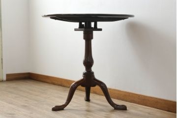 イギリスアンティーク　ウォールナット材　カフェ風インテリアとしてもオススメ!!上品な佇まいが魅力のチルトアップテーブル(カフェテーブル、コーヒーテーブル、ダイニングテーブル、2人掛け、2P、店舗什器)(R-063538)