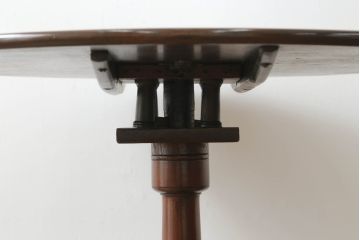 イギリスアンティーク　ウォールナット材　カフェ風インテリアとしてもオススメ!!上品な佇まいが魅力のチルトアップテーブル(カフェテーブル、コーヒーテーブル、ダイニングテーブル、2人掛け、2P、店舗什器)(R-063538)