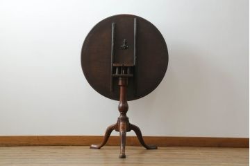 イギリスアンティーク　ウォールナット材　カフェ風インテリアとしてもオススメ!!上品な佇まいが魅力のチルトアップテーブル(カフェテーブル、コーヒーテーブル、ダイニングテーブル、2人掛け、2P、店舗什器)(R-063538)