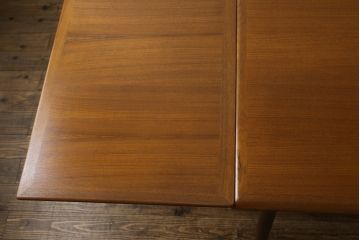 デンマークビンテージ　北欧ヴィンテージ　チーク材　すっきりとした佇まいが魅力的なエクステンションテーブル(ダイニングテーブル、4人掛け、6人掛け、8人掛け、伸長式、食卓、作業台)(R-063542)