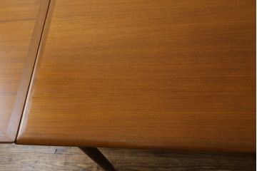 デンマークビンテージ　北欧ヴィンテージ　チーク材　すっきりとした佇まいが魅力的なエクステンションテーブル(ダイニングテーブル、4人掛け、6人掛け、8人掛け、伸長式、食卓、作業台)(R-063542)