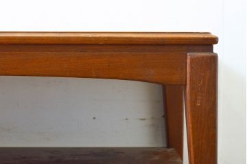 イギリスビンテージ　チーク材　先端に向かって細く伸びた脚がスタイリッシュなサイドテーブル(ローテーブル、リビングテーブル、センターテーブル、ヴィンテージ)(R-063548)