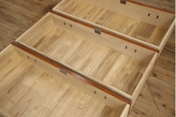 和製ビンテージ　岩谷堂箪笥　天板リメイク　細やかで上品な金具が魅力的な収納箪笥(ヴィンテージ、和タンス、引き出し、リビングボード)(R-063555)