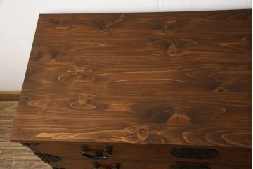 和製ビンテージ　岩谷堂箪笥　天板リメイク　細やかで上品な金具が魅力的な収納箪笥(ヴィンテージ、和タンス、引き出し、リビングボード)(R-063555)