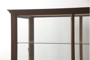 イギリスアンティーク　ウォールナット材　上品な装飾が雰囲気を高める側面扉のガラスケース(ショーケース、陳列棚、飾り棚、収納棚、戸棚、キャビネット、引き出し、店舗什器)(R-063556)