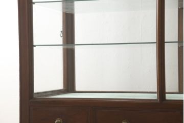イギリスアンティーク　ウォールナット材　上品な装飾が雰囲気を高める側面扉のガラスケース(ショーケース、陳列棚、飾り棚、収納棚、戸棚、キャビネット、引き出し、店舗什器)(R-063556)