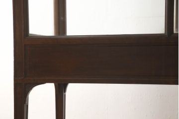 イギリスアンティーク　ウォールナット材　上品な装飾が雰囲気を高める側面扉のガラスケース(ショーケース、陳列棚、飾り棚、収納棚、戸棚、キャビネット、引き出し、店舗什器)(R-063556)