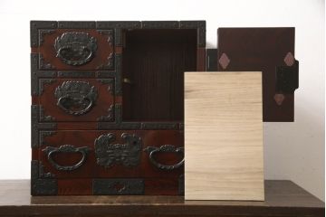 中古　熊野洞　本漆仕上げ　伊達家の家紋入り!手打ち金具の美しさが魅力の小引き出し(小箪笥、仙台箪笥、小物収納、卓上収納(R-063558)