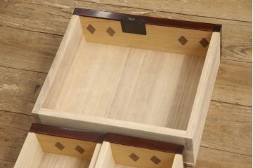 中古　熊野洞　本漆仕上げ　伊達家の家紋入り!手打ち金具の美しさが魅力の小引き出し(小箪笥、仙台箪笥、小物収納、卓上収納(R-063558)