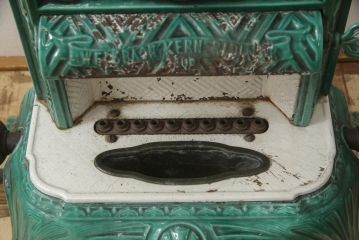 ジャンク品　和製アンティーク　グリーンカラーが空間のアクセントになるホーロー引きのガスストーブ(ホウロウ、琺瑯、暖炉、ヒーター、ディスプレイ)(R-063560)