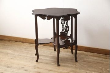 イギリスアンティーク　ウォールナット　高級品!!　凝ったデザインの透かし彫りがおしゃれなオケージョナルテーブル(サイドテーブル、カフェテーブル、コーヒーテーブル、ナイトテーブル)(R-063561)
