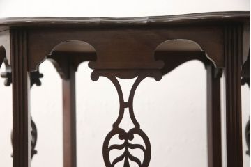 イギリスアンティーク　ウォールナット　高級品!!　凝ったデザインの透かし彫りがおしゃれなオケージョナルテーブル(サイドテーブル、カフェテーブル、コーヒーテーブル、ナイトテーブル)(R-063561)