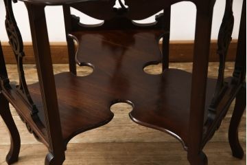 イギリスアンティーク　ウォールナット　高級品!!　凝ったデザインの透かし彫りがおしゃれなオケージョナルテーブル(サイドテーブル、カフェテーブル、コーヒーテーブル、ナイトテーブル)(R-063561)