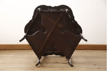 イギリスアンティーク　ウォールナット　高級品!!　凝ったデザインの透かし彫りがおしゃれなオケージョナルテーブル(サイドテーブル、カフェテーブル、コーヒーテーブル、ナイトテーブル)(R-063561)