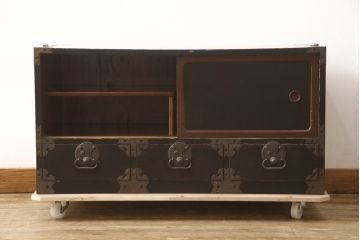 和製アンティーク　上品な金具が魅力の庄内箪笥ローボード(テレビ台、テレビボード、ローチェスト、引き出し、時代箪笥、収納棚、戸棚)(R-063563)