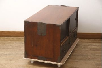 和製アンティーク　上品な金具が魅力の庄内箪笥ローボード(テレビ台、テレビボード、ローチェスト、引き出し、時代箪笥、収納棚、戸棚)(R-063563)