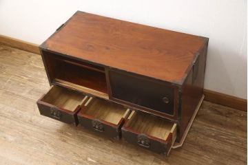 和製アンティーク　上品な金具が魅力の庄内箪笥ローボード(テレビ台、テレビボード、ローチェスト、引き出し、時代箪笥、収納棚、戸棚)(R-063563)