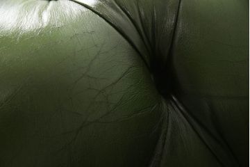 イギリスビンテージ　本革(レザー)　クラシカルな佇まいのチェスターフィールドソファ(2人掛けソファ、2P、アームソファ、ヴィンテージ)(R-063568)