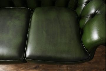 イギリスビンテージ　本革(レザー)　クラシカルな佇まいのチェスターフィールドソファ(2人掛けソファ、2P、アームソファ、ヴィンテージ)(R-063568)