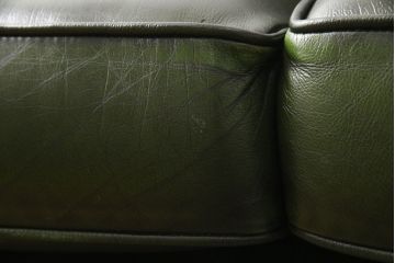 イギリスビンテージ　本革(レザー)　クラシカルな佇まいのチェスターフィールドソファ(2人掛けソファ、2P、アームソファ、ヴィンテージ)(R-063568)