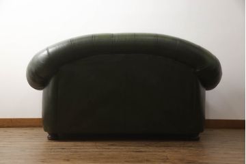 イギリスビンテージ　本革(レザー)　クラシカルな佇まいのチェスターフィールドソファ(2人掛けソファ、2P、アームソファ、ヴィンテージ)(R-063568)