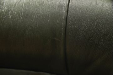 イギリスビンテージ　本革(レザー)　クラシカルな佇まいのチェスターフィールドソファ(2人掛けソファ、2P、アームソファ、ヴィンテージ)(R-063568)