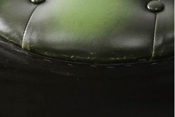 イギリスビンテージ　本革(レザー)　クラシカルな佇まいのチェスターフィールドソファ(2人掛けソファ、2P、アームソファ、ヴィンテージ)(R-063568)