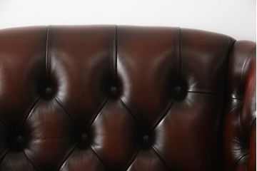 中古　美品　イギリス輸入家具　本革(レザー)　重厚感のある佇まいが魅力的なウイングバックソファ(ウィングバックチェア、チェスターフィールドソファ、アームチェア、1人掛けソファ、1P)(R-063569)