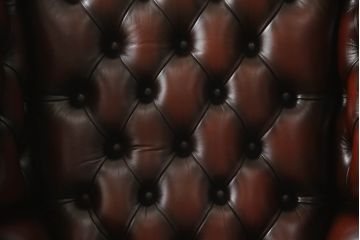 中古　美品　イギリス輸入家具　本革(レザー)　重厚感のある佇まいが魅力的なウイングバックソファ(ウィングバックチェア、チェスターフィールドソファ、アームチェア、1人掛けソファ、1P)(R-063569)