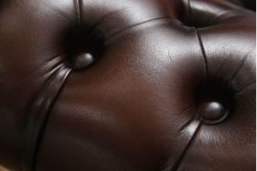 中古　美品　イギリス輸入家具　本革(レザー)　重厚感のある佇まいが魅力的なウイングバックソファ(ウィングバックチェア、チェスターフィールドソファ、アームチェア、1人掛けソファ、1P)(R-063569)