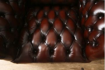 中古　美品　イギリス輸入家具　本革(レザー)　重厚感のある佇まいが魅力的なウイングバックソファ(ウィングバックチェア、チェスターフィールドソファ、アームチェア、1人掛けソファ、1P)(R-063569)
